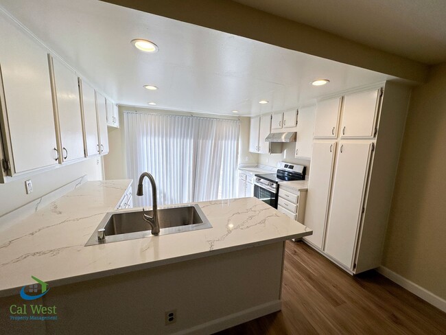 Building Photo - $3750 - Remodeled  3 Bed/2.5 Bath Townhome...