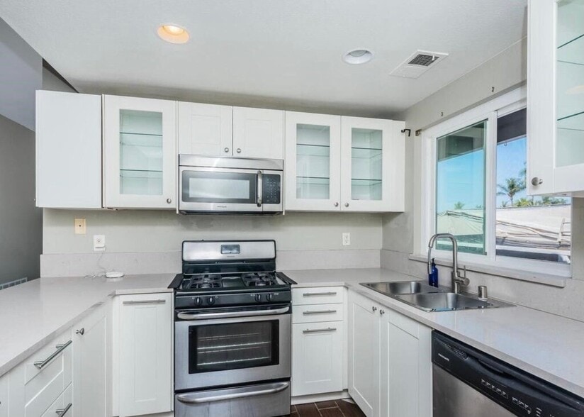 Building Photo - 1370 Palomar Pl