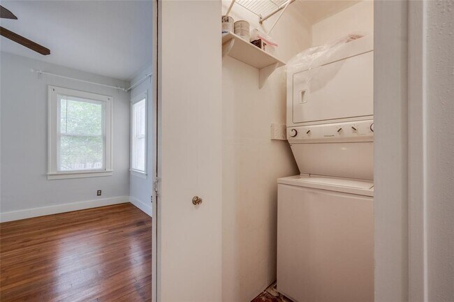 Building Photo - 1623 Palma Plaza