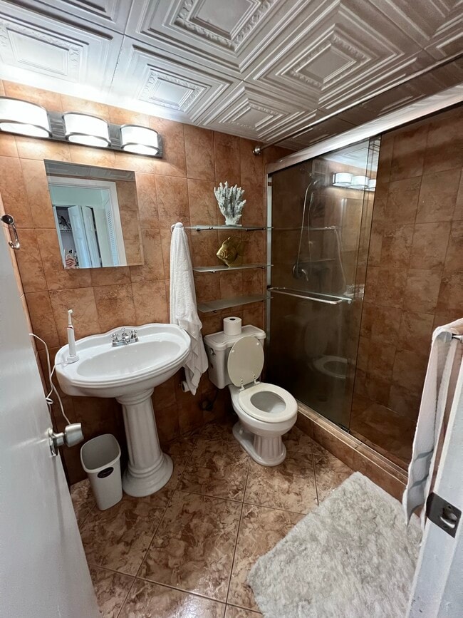 Full bathroom - 1833 S Ocean Dr