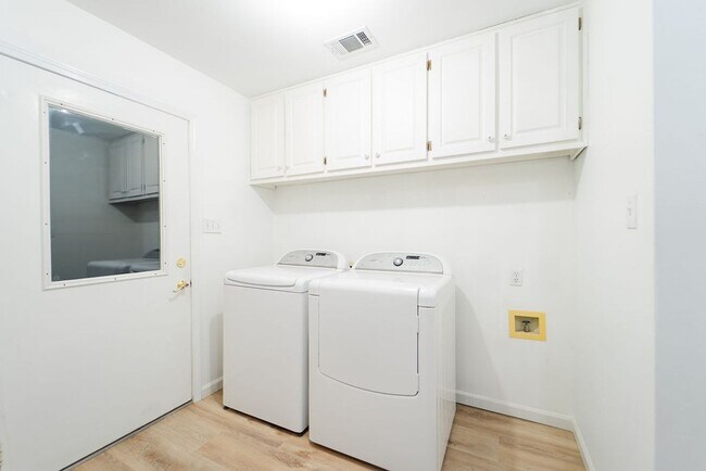 Building Photo - Charming, 3 Bedroom, 2 Bath. With wonderful outdoor living space