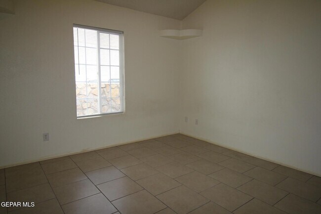 Building Photo - 456 Passmore Rd