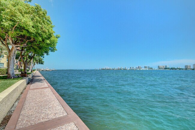 Building Photo - 2640 Lake Shore Dr