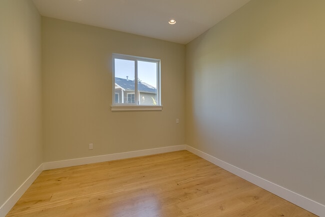 Building Photo - Luxurious & Contemporary 5 bed home in Red...