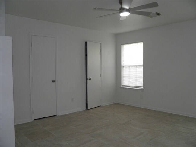 Building Photo - 9223 Grove Haven Dr