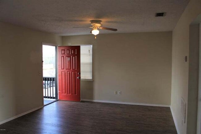 Building Photo - "Cozy 1-Bedroom Retreat in Panama City with Modern Comforts!"