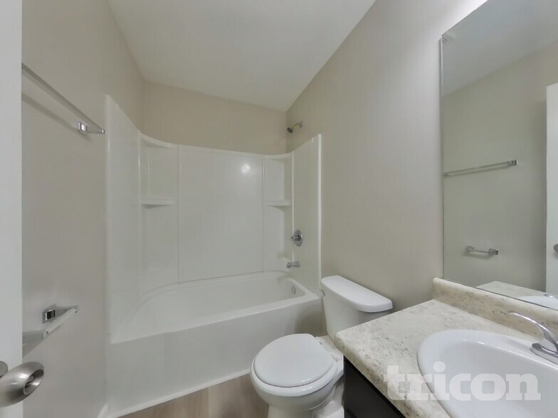 Building Photo - 347 Hawthorn Dr