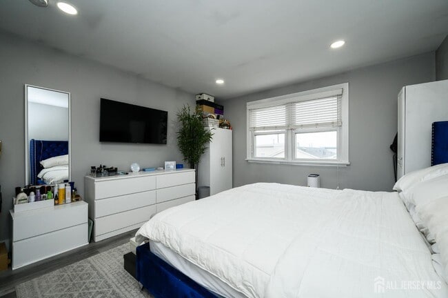 Building Photo - 569 Liberty Ave