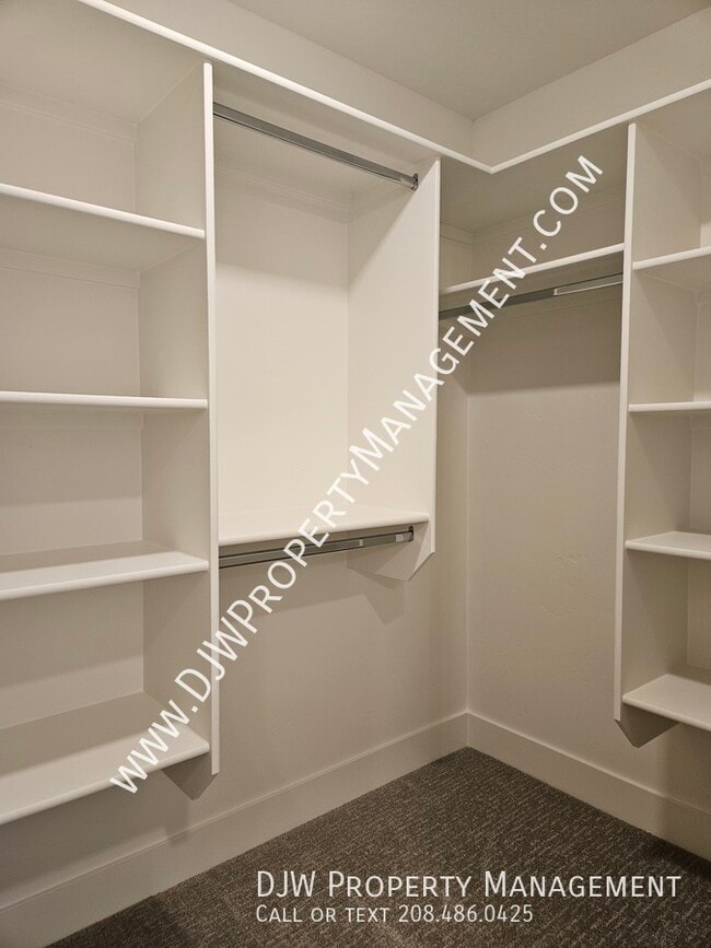 Building Photo - 1338 N Meadowglen Ave