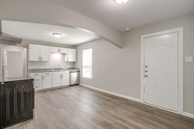 Building Photo - Remodeled 2 Bed 1 Bath Home Ready for New ...