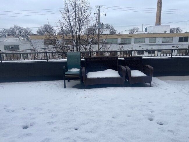 Building Photo - 6400 N Northwest Hwy