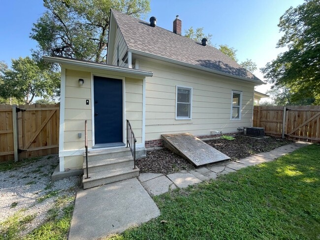 Building Photo - New Appliances + HUGE Fenced Backyard