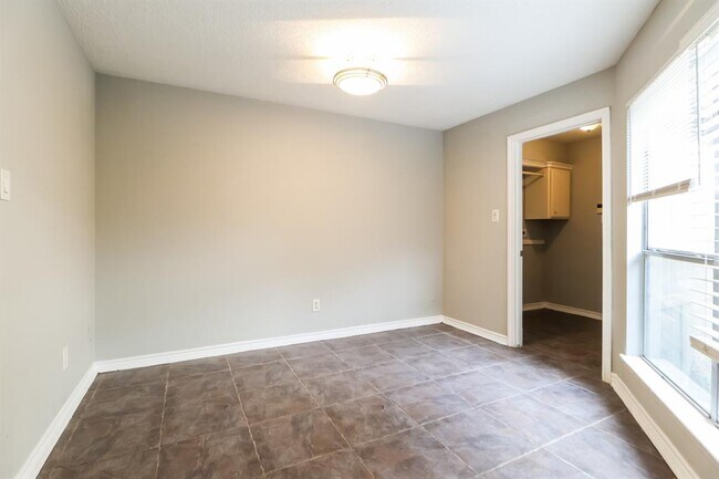 Building Photo - 1607 Bodart Cir