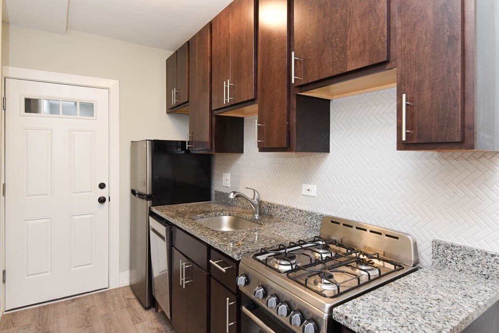 Building Photo - 725 W Brompton Ave