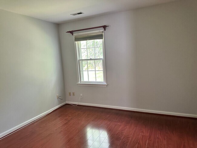 Building Photo - Condo available in the City of Williamsburg! Available July 2026!