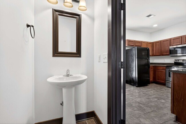 Building Photo - Great Location!