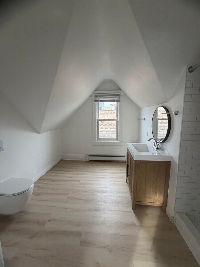 Building Photo - 70 Charles St