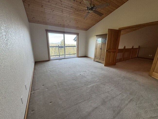 Building Photo - West Side location with amazing mountain views