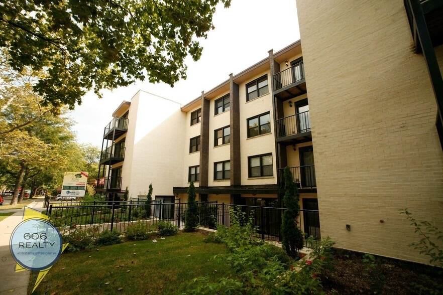 Building Photo - 6954 N Greenview Ave