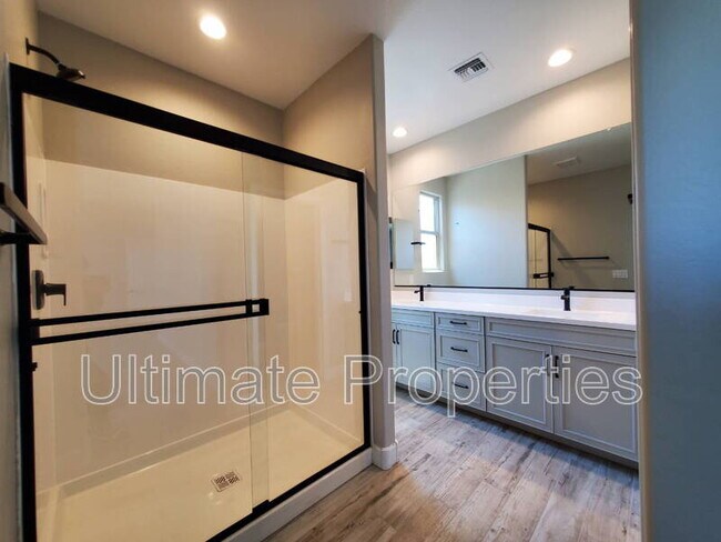 Building Photo - 835 N 110th Ave