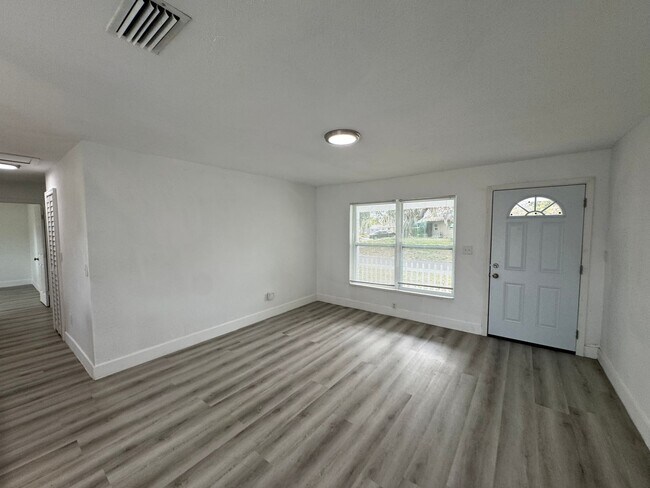 Building Photo - Recently Renovated 4/2 Home with Open Layout & Huge Backyard