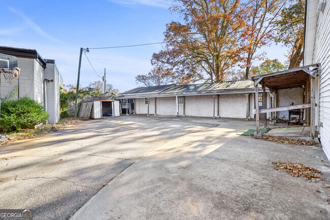 Building Photo - 492 Pine Rd