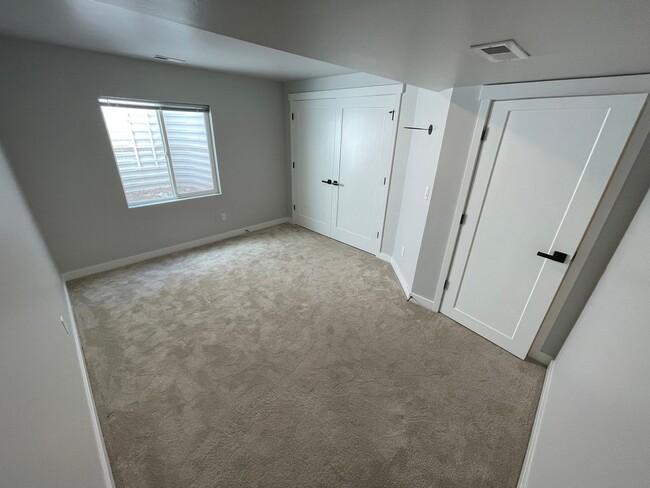 Building Photo - Large Daybreak home!