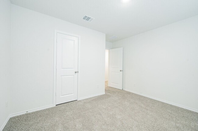 Building Photo - 2126 Thornton Dr