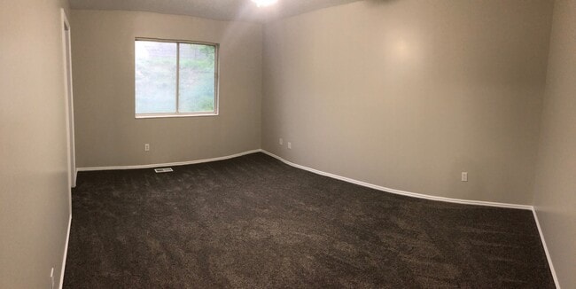 Building Photo - Spacious Sandy Rambler w 2 car attached