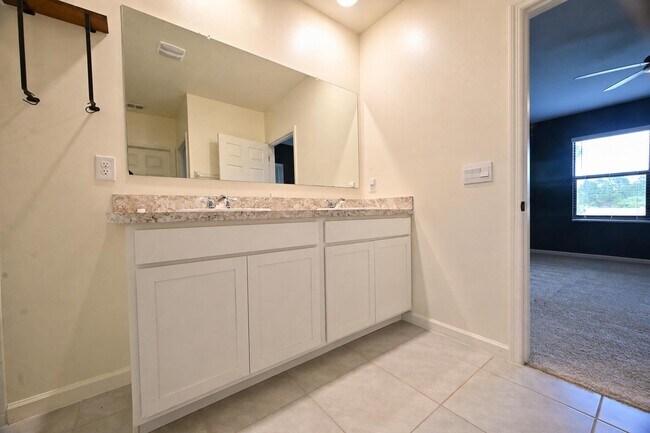 Building Photo - 927 Remington Green Dr SE