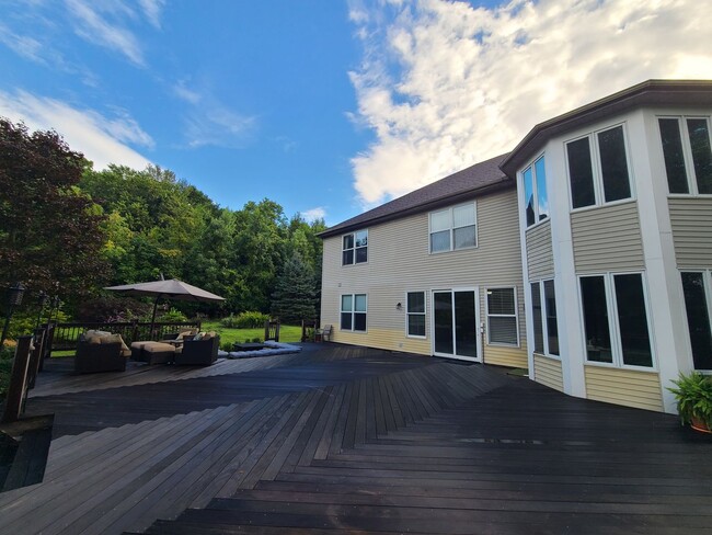 Building Photo - Six Bedroom Home in Park Ridge Estates