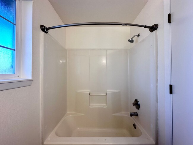 Building Photo - Newly Remodeled 2 Bedrooms 1.5 Baths in Gl...