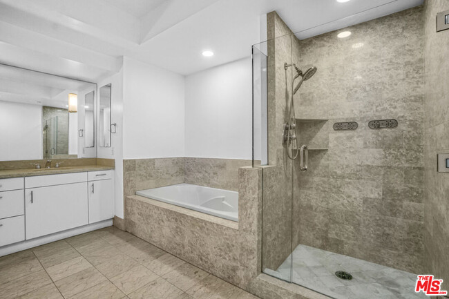 Building Photo - 13600 Marina Pointe Dr