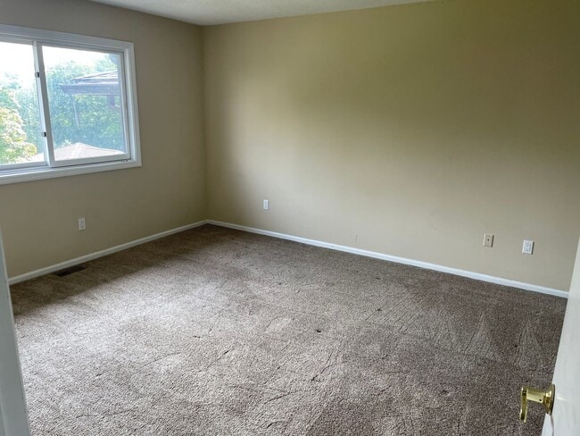 Building Photo - 2 Bedroom, 1.5 bathroom 2nd Level Condo