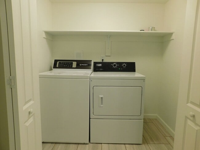 Building Photo - Townhome Near Shopping