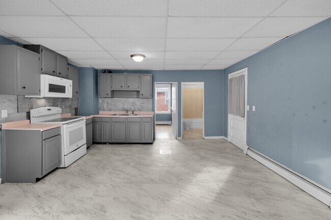 Building Photo - 223 Lawlor St