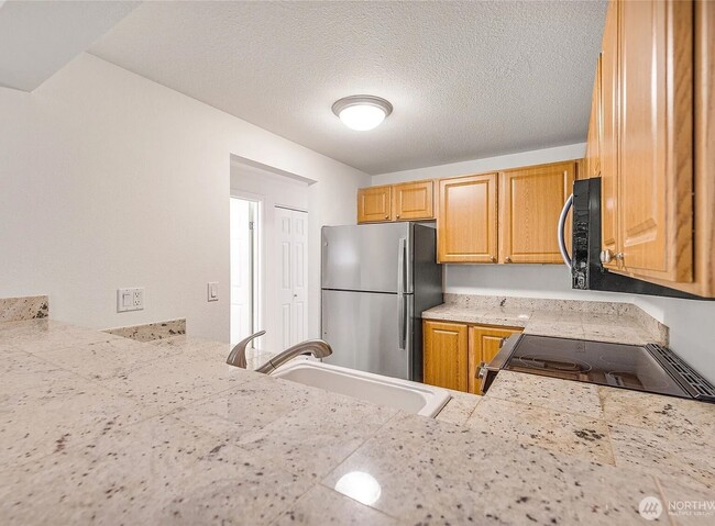 Building Photo - Modern First-Floor 1BR Condo | Near Totem Lake, Juanita Beach & Major Tech Employers