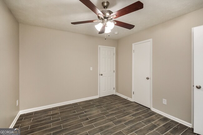 Building Photo - 6096 Creekford Dr