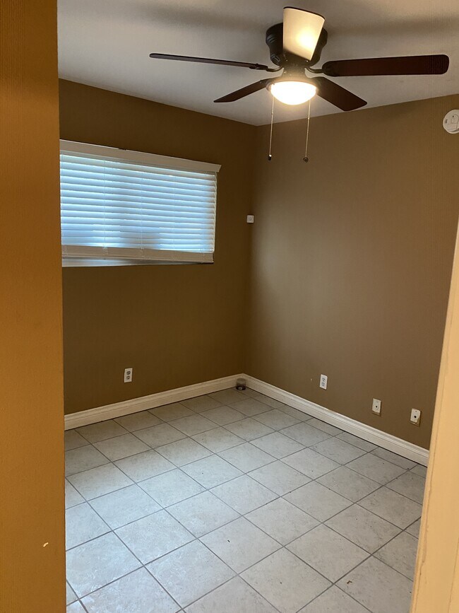 Building Photo - 16510 Lakeshore Dr