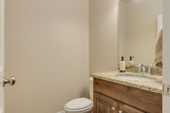 Building Photo - Spacious 3 Bedroom Home