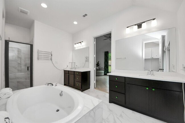 Building Photo - 210 W Netleaf Ct