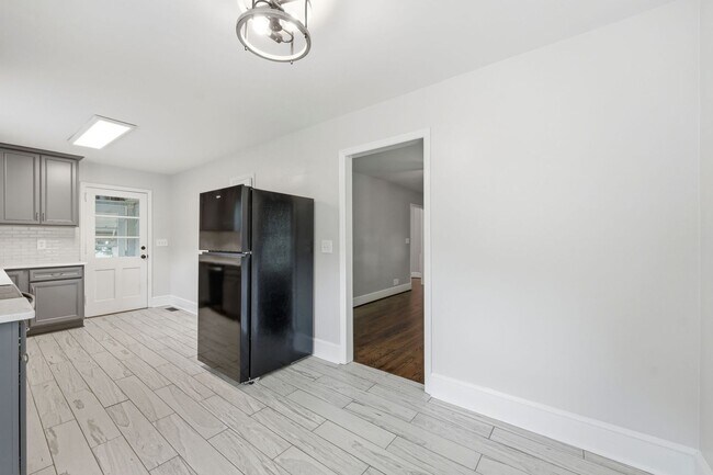 Building Photo - Beautifully Updated 3BR Home in an Established Burlington Neighborhood