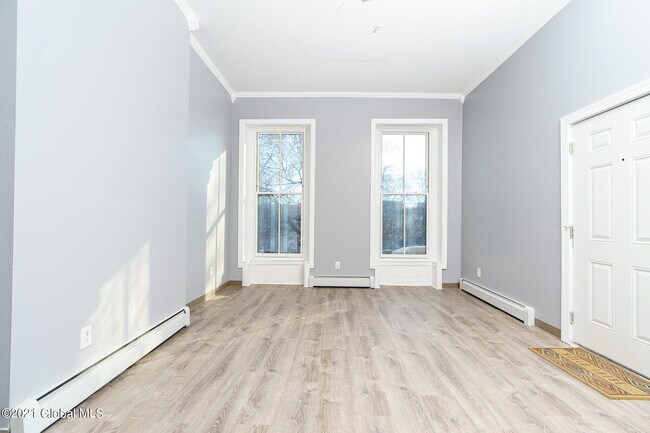 Building Photo - 10 Hall Pl