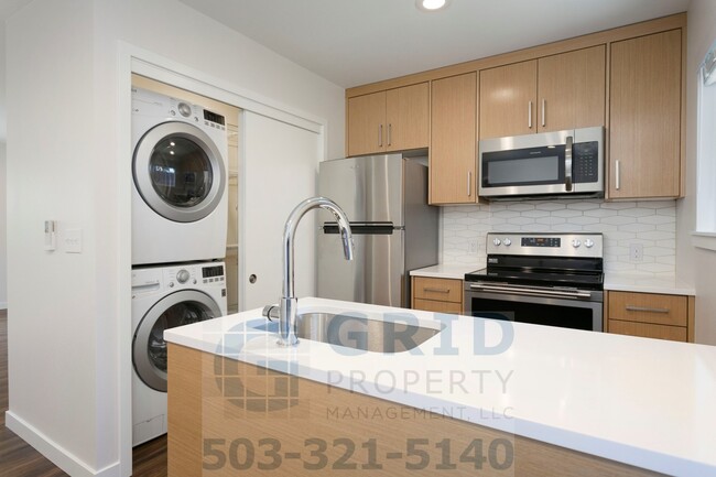Building Photo - GPM392 - NE Everett St (T1)