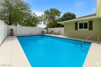 Building Photo - 2473 Poinciana St