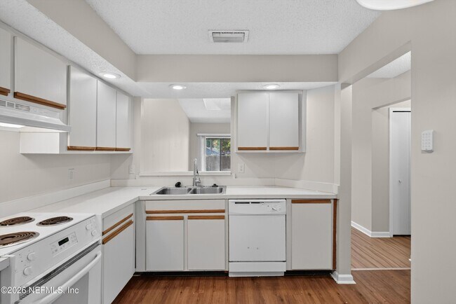 Building Photo - 8010 International Village Dr