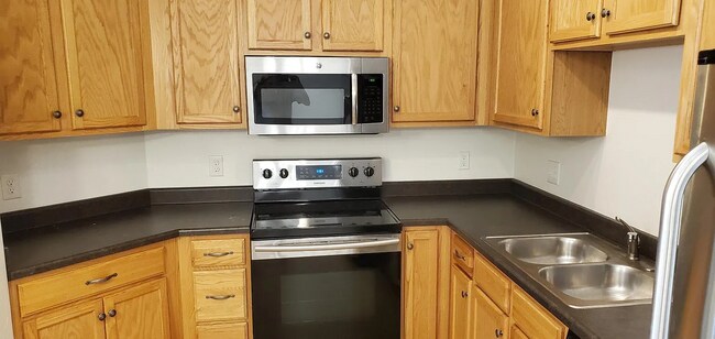 Building Photo - 2450 Windrow Dr