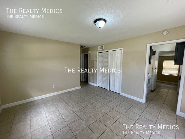 Building Photo - 832 Rockhill St