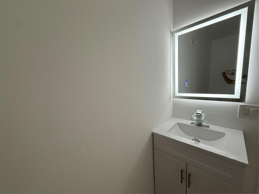 Building Photo - 15749 Woodgate Ct