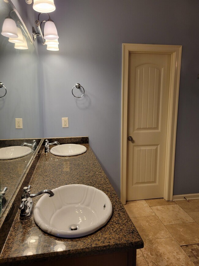 Building Photo - 37 Christmas Dr